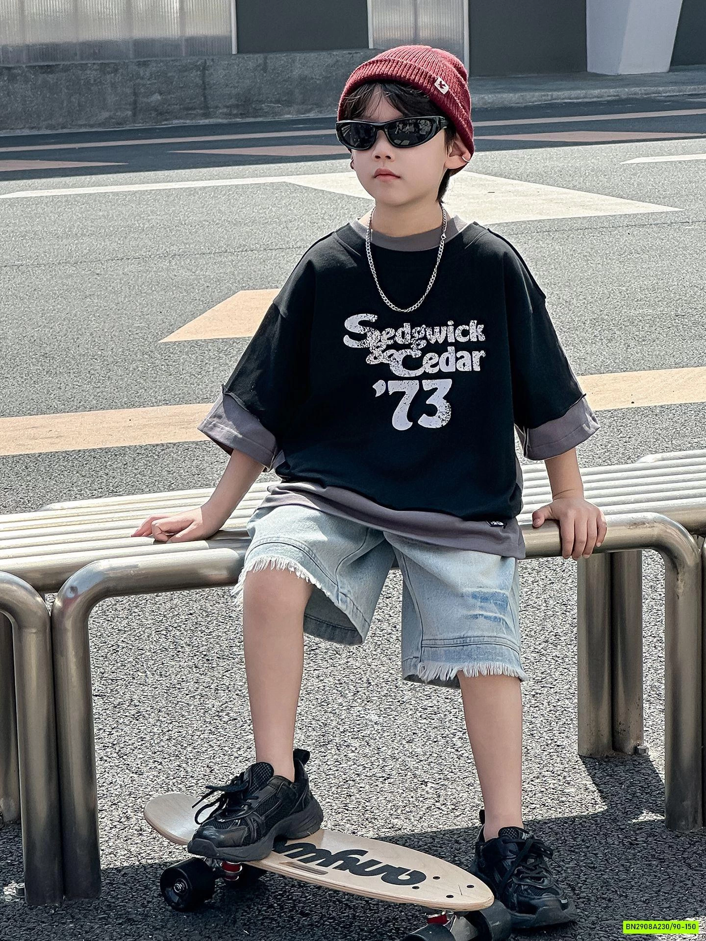 ÁO THUN ĐEN IN CHỮ BẠC MÀU MIX SHORT JEANS