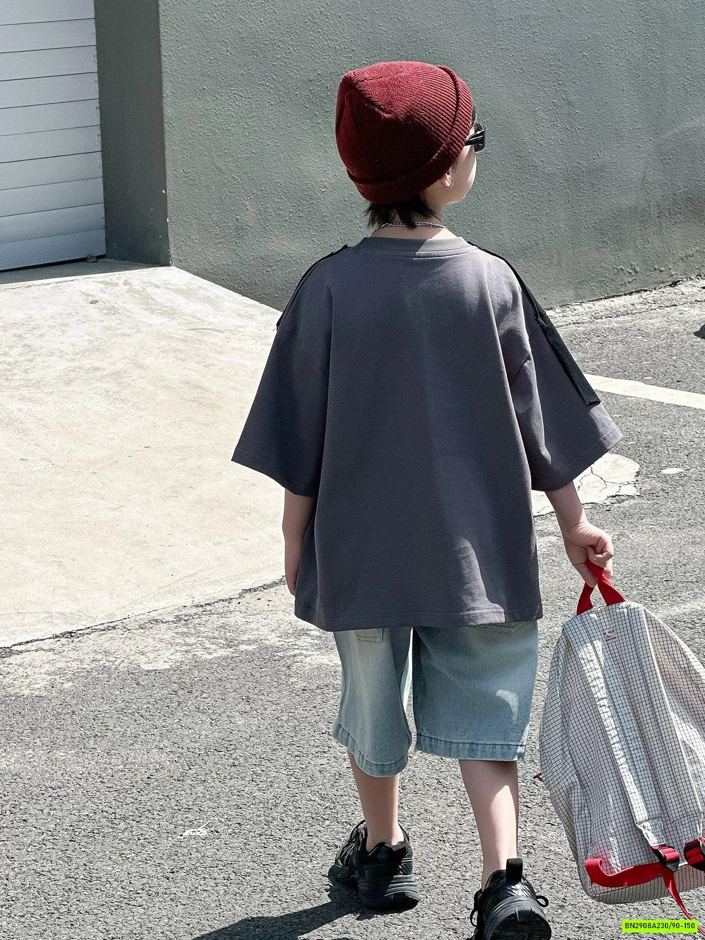 ÁO THUN ĐEN IN CHỮ BẠC MÀU MIX SHORT JEANS