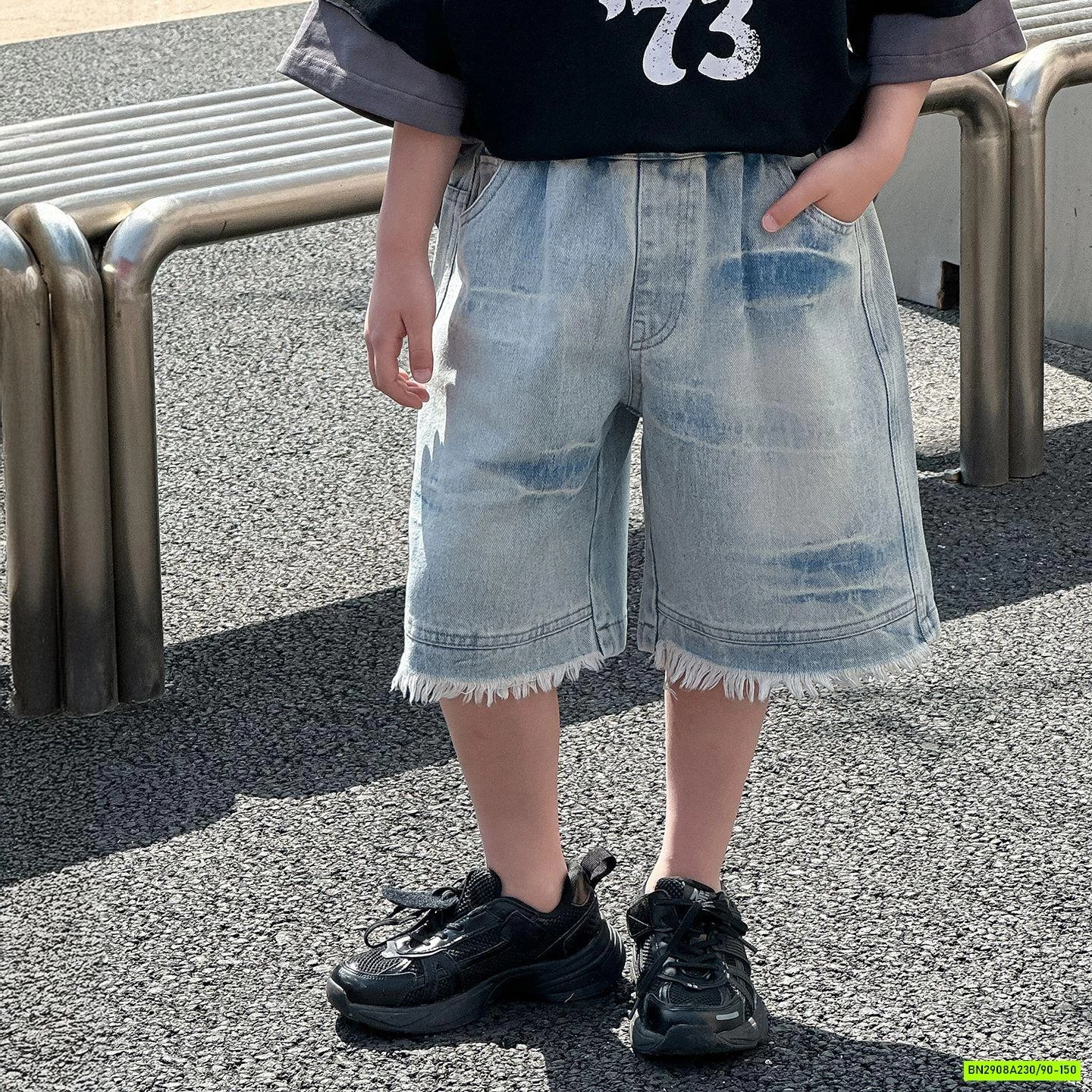 ÁO THUN ĐEN IN CHỮ BẠC MÀU MIX SHORT JEANS