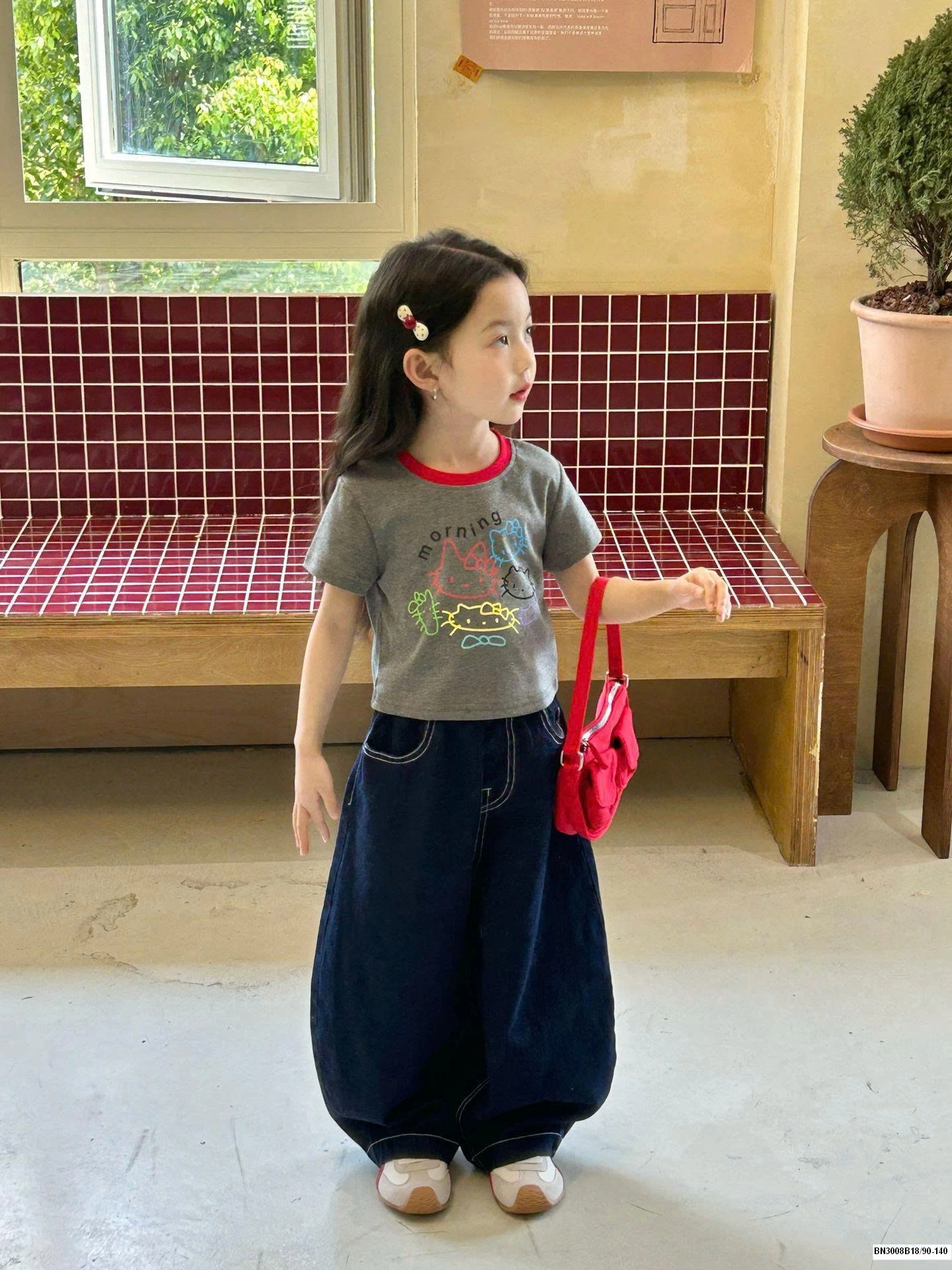 QUẦN JEAN CHỈ NỔI MIX ÁO THUN KITTY XÁM