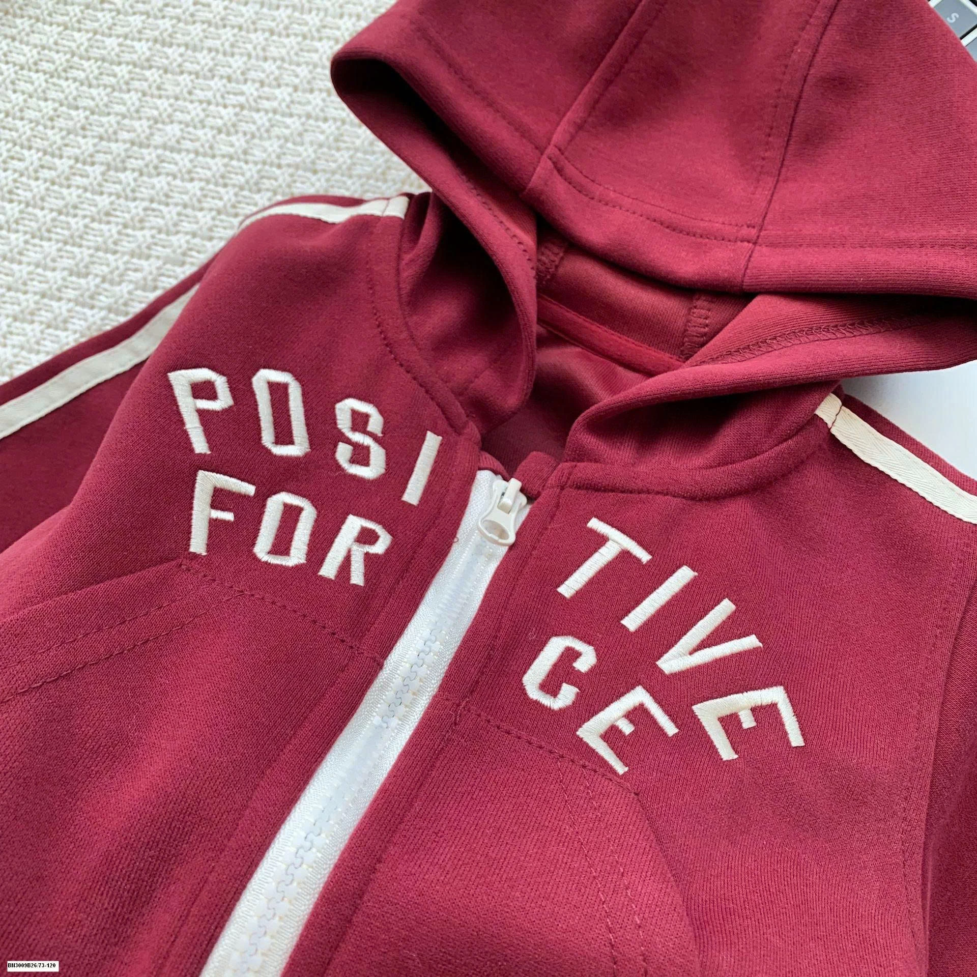 ÁO HOODIE ĐỎ CHỮ MIX QUẦN KẺ NGANG