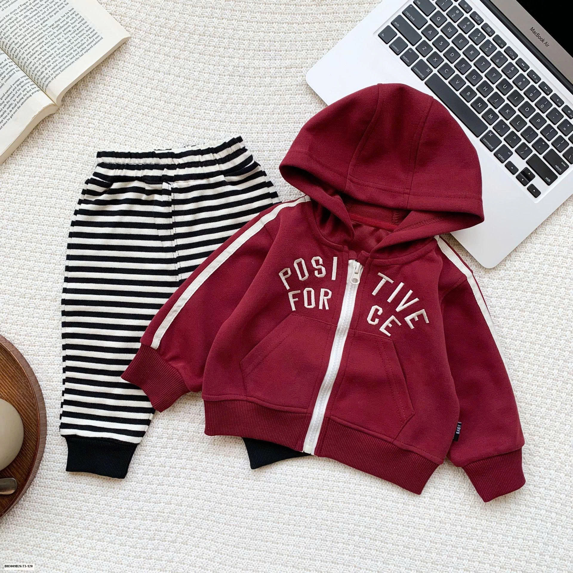 ÁO HOODIE ĐỎ CHỮ MIX QUẦN KẺ NGANG