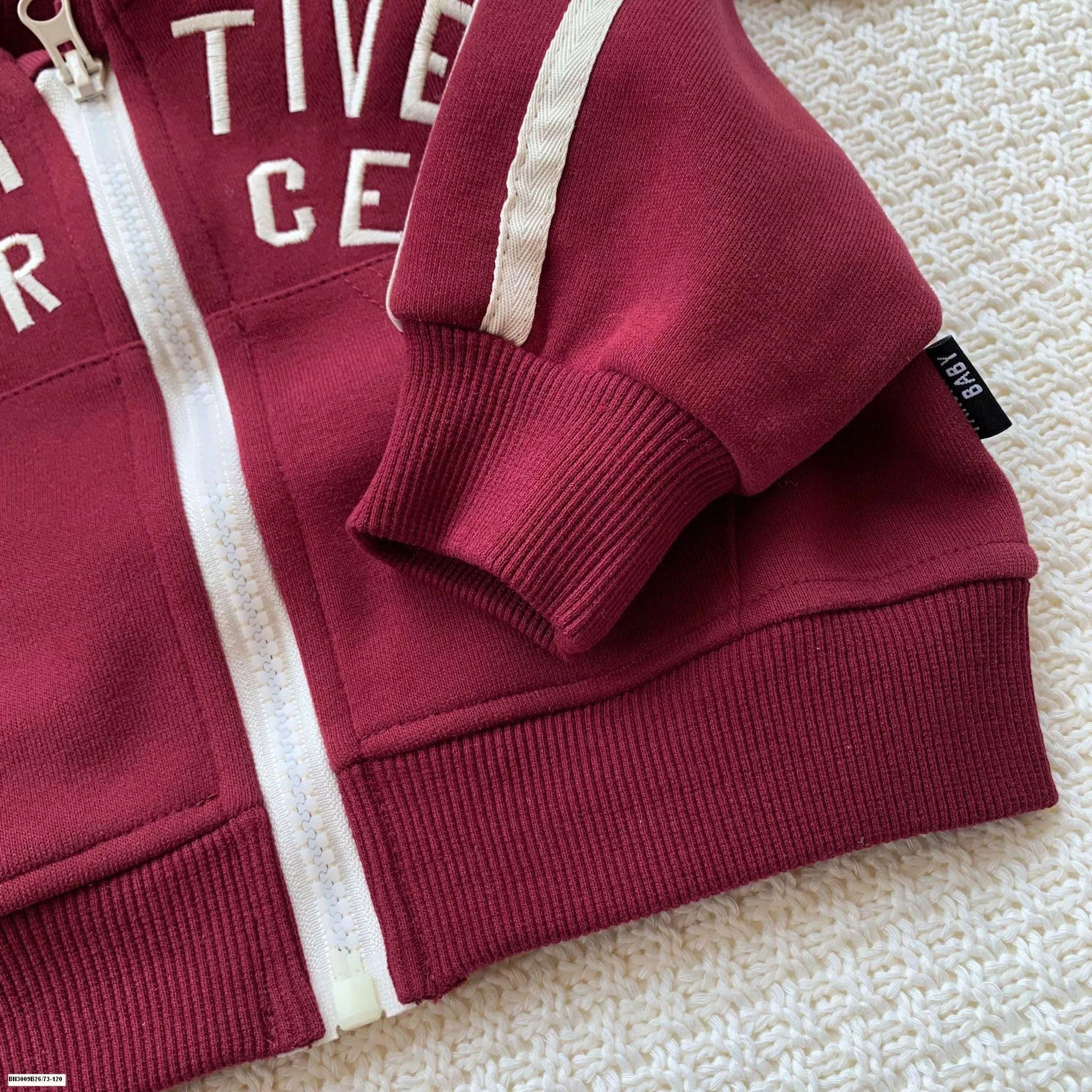 ÁO HOODIE ĐỎ CHỮ MIX QUẦN KẺ NGANG