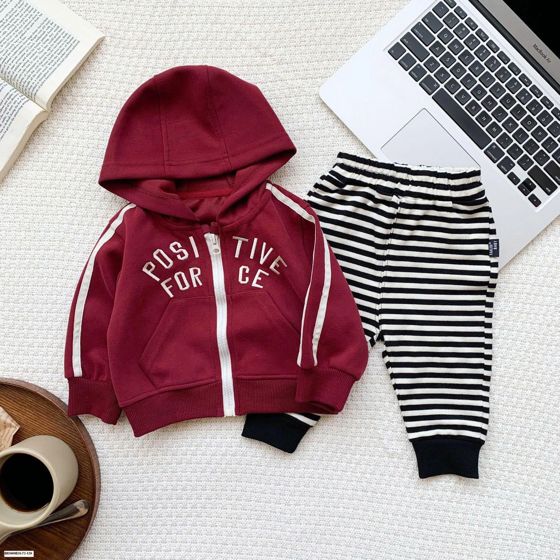 ÁO HOODIE ĐỎ CHỮ MIX QUẦN KẺ NGANG