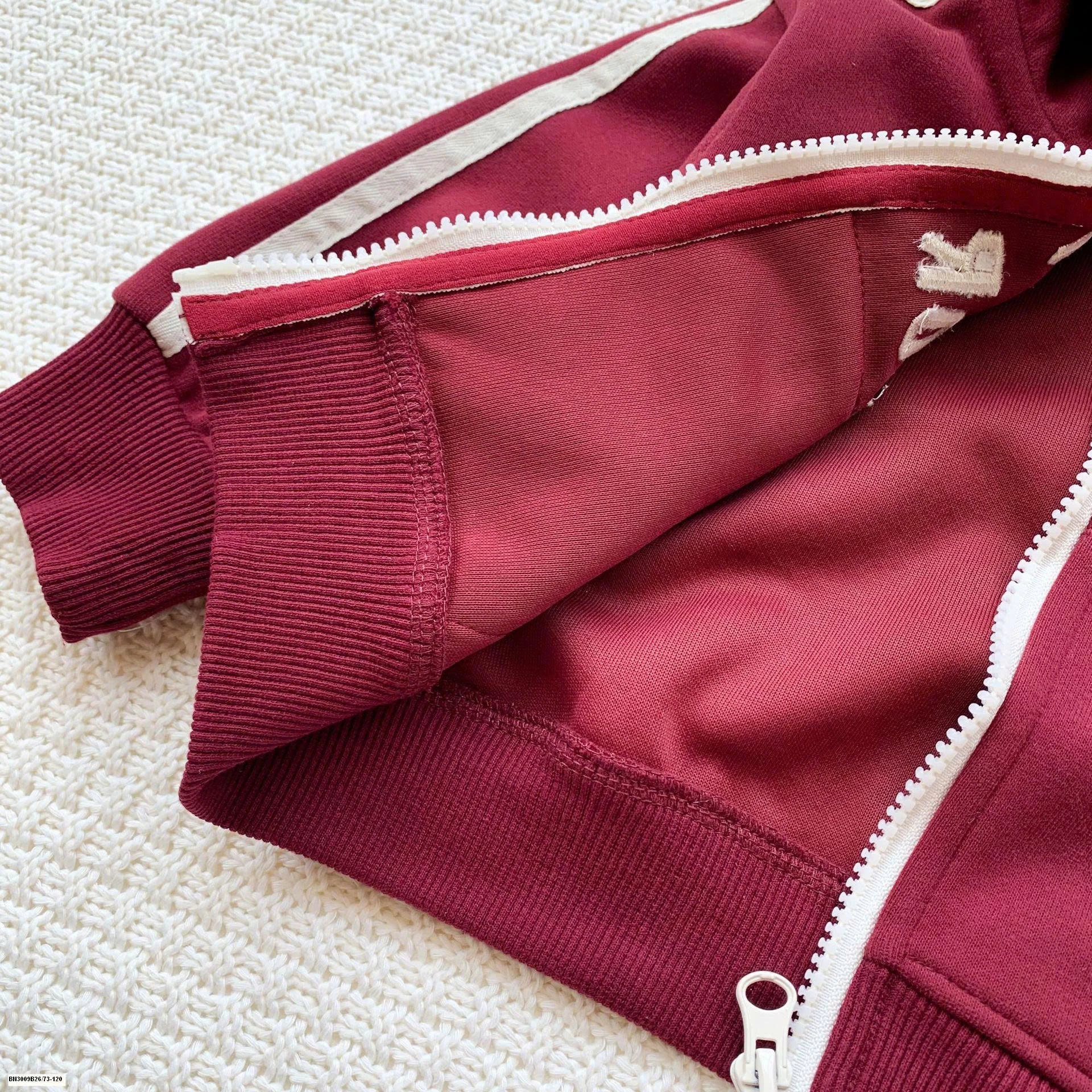 ÁO HOODIE ĐỎ CHỮ MIX QUẦN KẺ NGANG