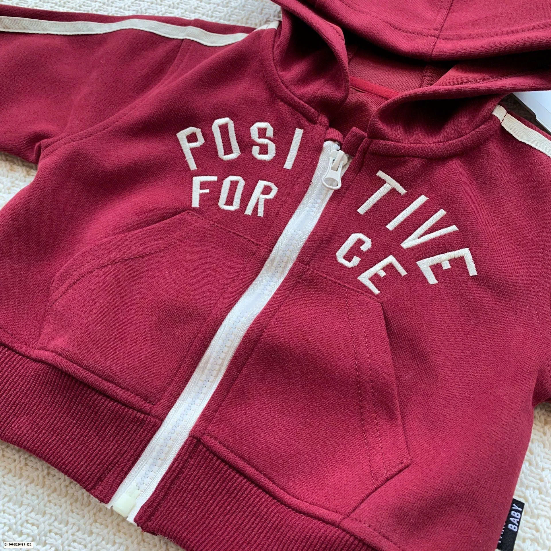 ÁO HOODIE ĐỎ CHỮ MIX QUẦN KẺ NGANG