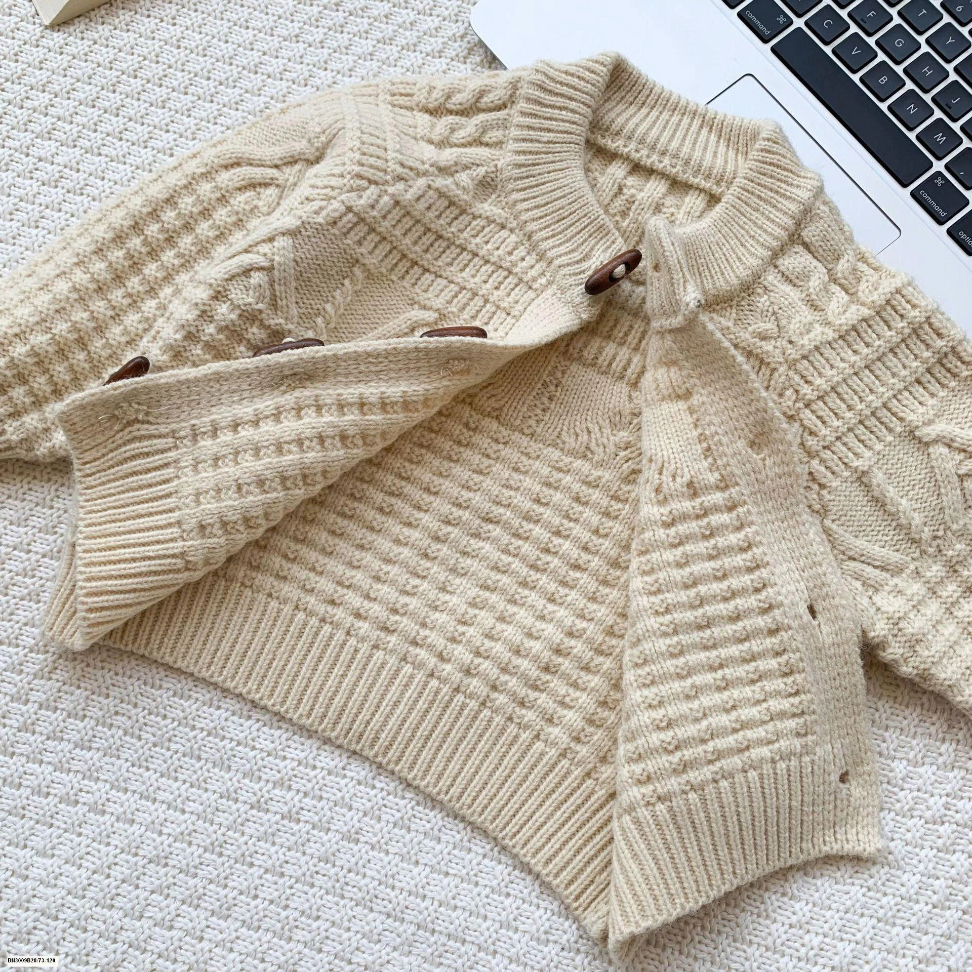 ÁO LEN CÚC GỖ MIX QUẦN DENIM BÓ GẤU