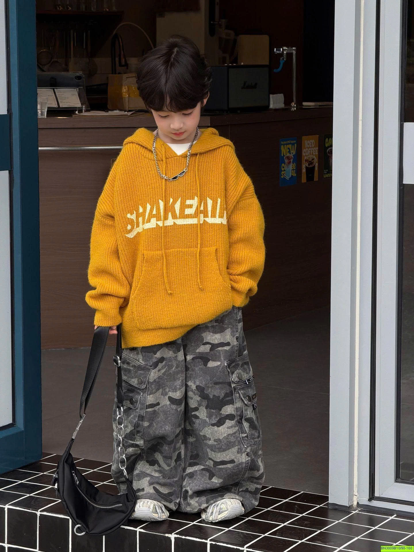 ÁO LEN HOODIE VÀNG IN CHỮ BE TRAI