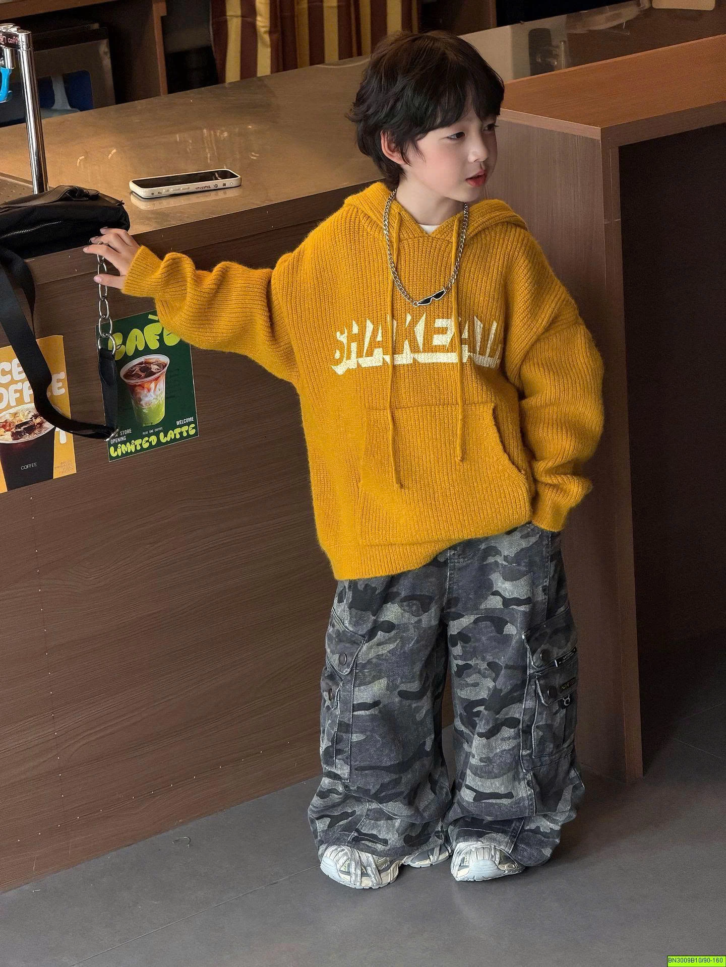 ÁO LEN HOODIE VÀNG IN CHỮ BE TRAI