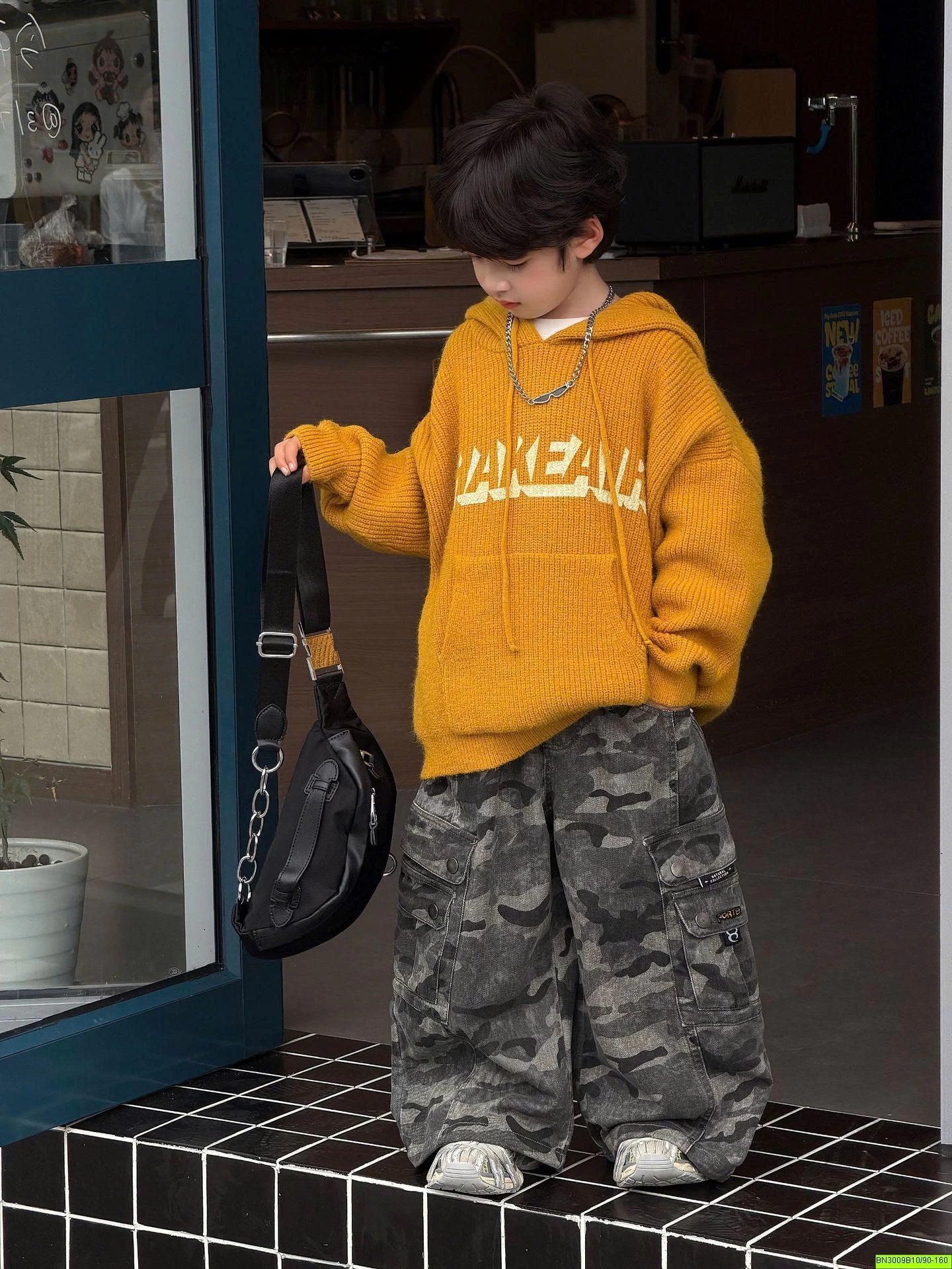 ÁO LEN HOODIE VÀNG IN CHỮ BE TRAI