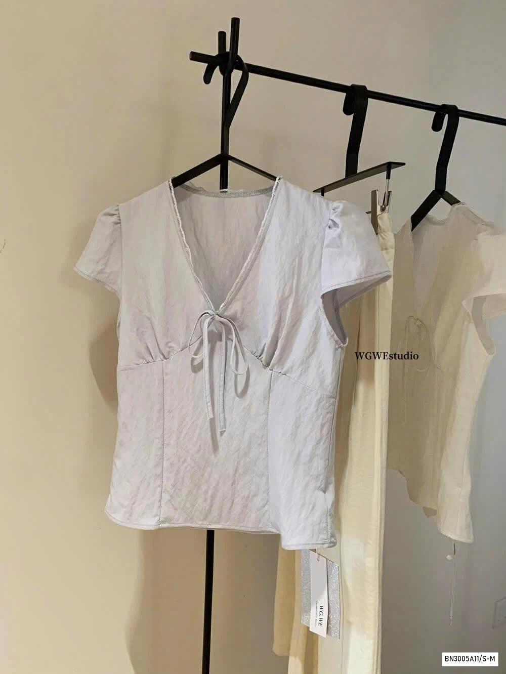 SƠ MI TAY HẾN CỔ V WG.WE