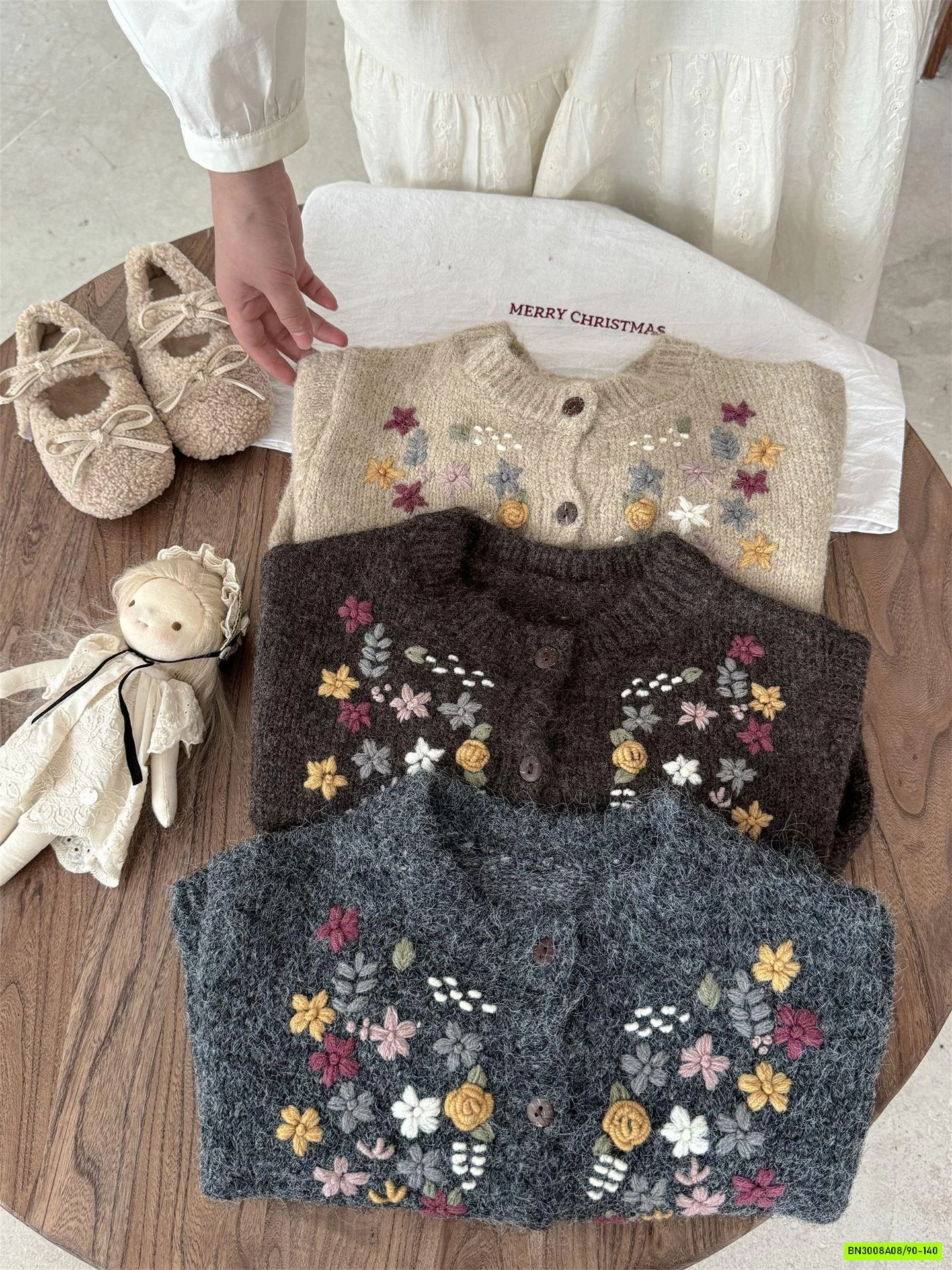 KHOÁC LEN THÊU HOA RETRO