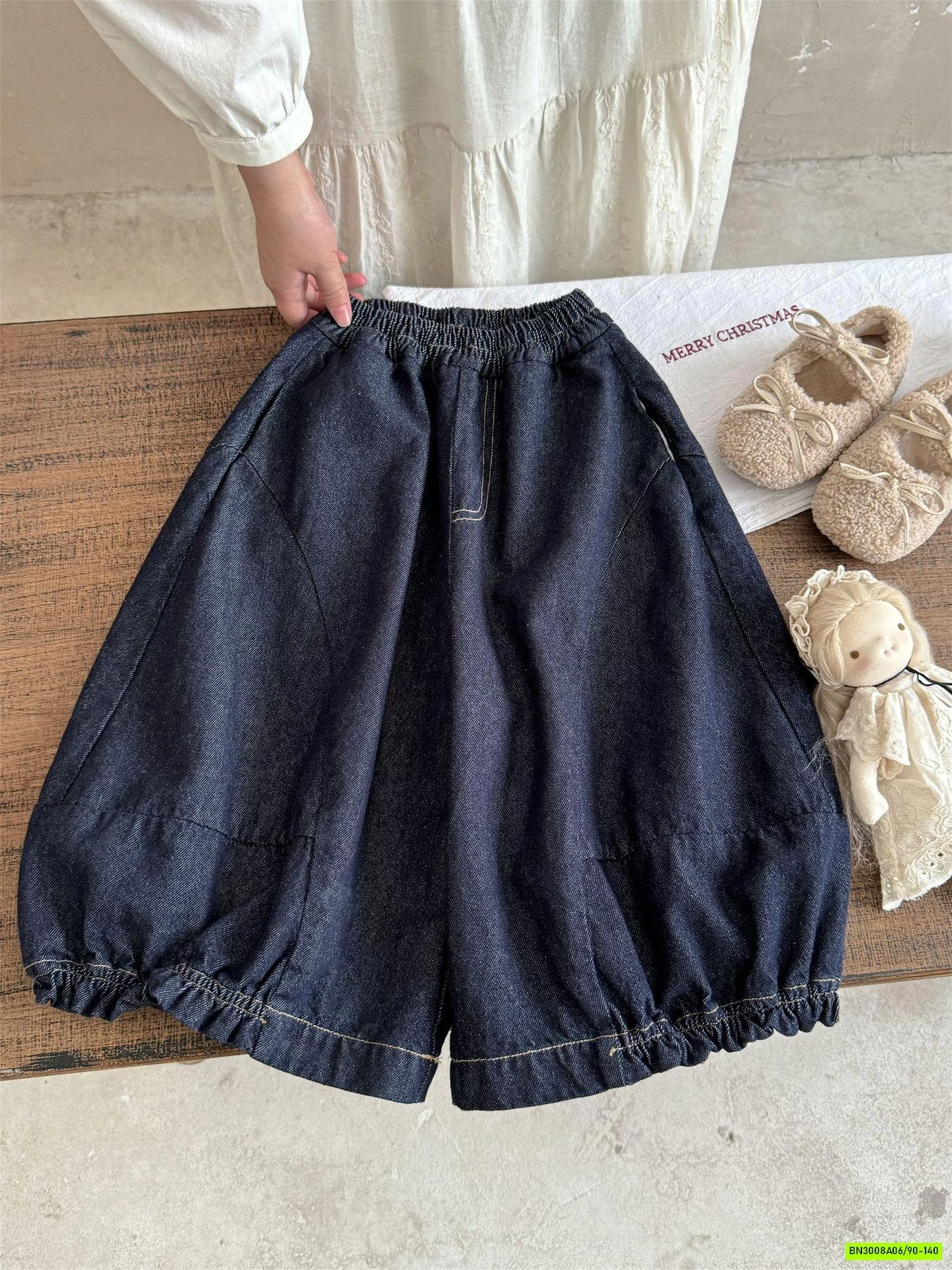 JEANS ỐNG RỘNG BO GẤU DÁNG BÍ