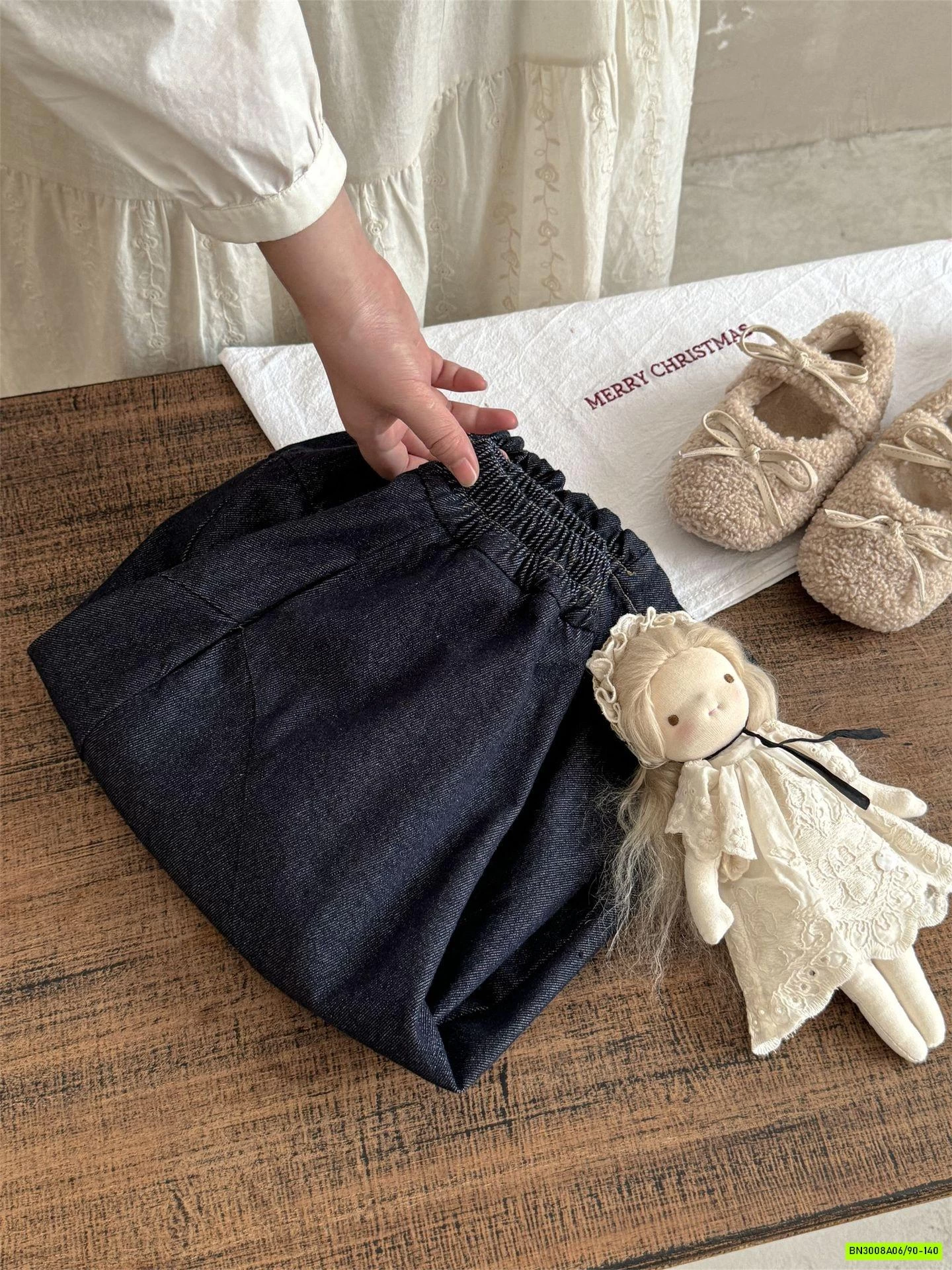 JEANS ỐNG RỘNG BO GẤU DÁNG BÍ