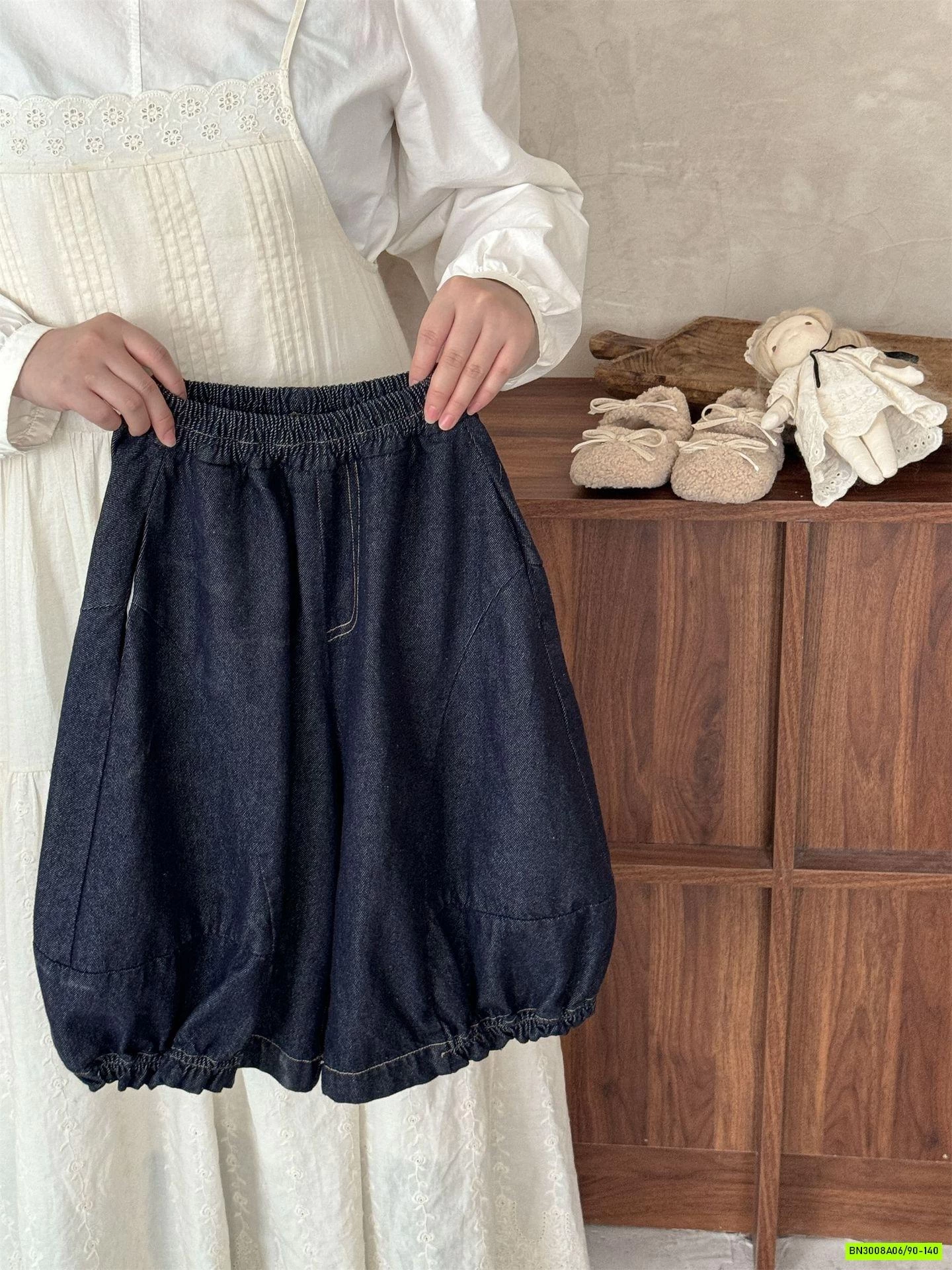 JEANS ỐNG RỘNG BO GẤU DÁNG BÍ