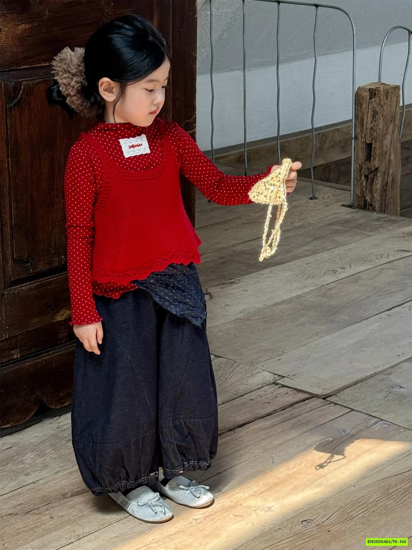 JEANS ỐNG RỘNG BO GẤU DÁNG BÍ