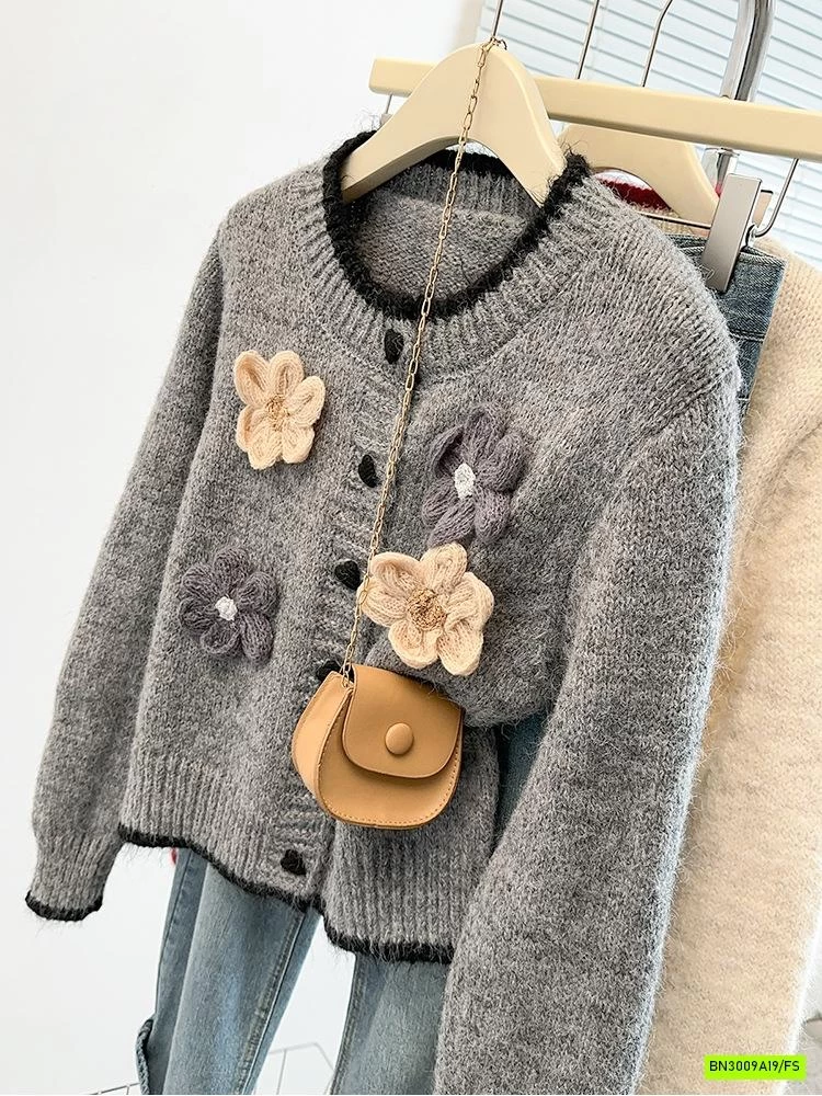 KHOÁC LEN GẮN HOA 3D