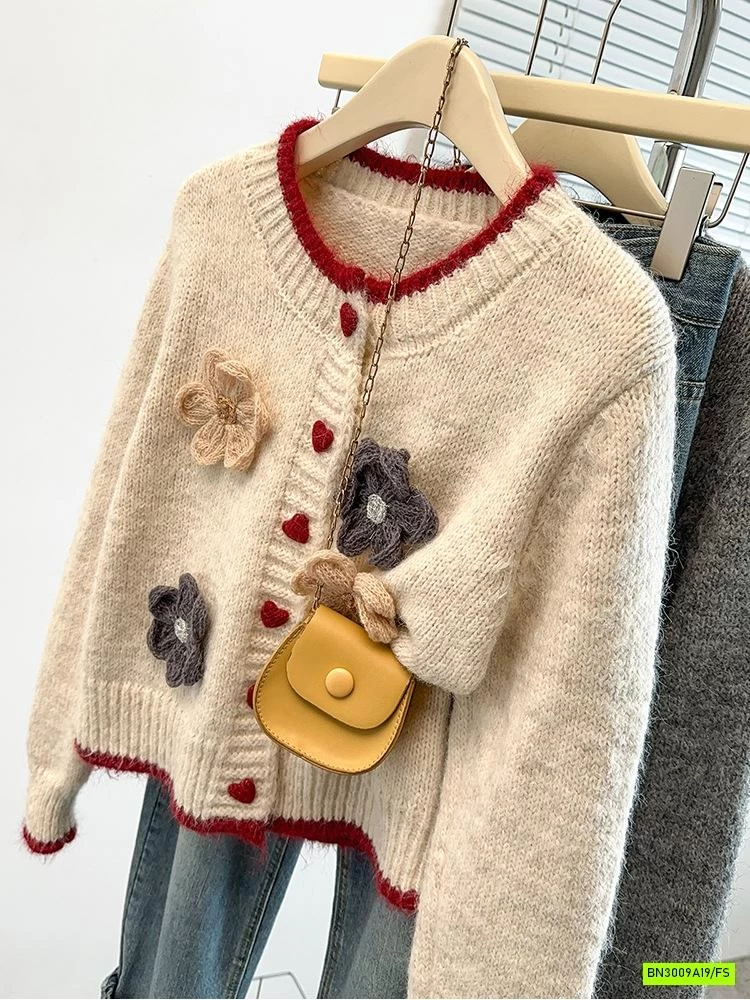 KHOÁC LEN GẮN HOA 3D