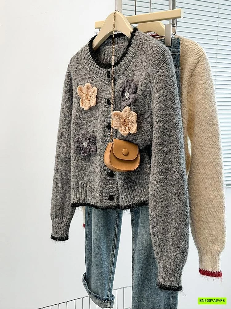 KHOÁC LEN GẮN HOA 3D