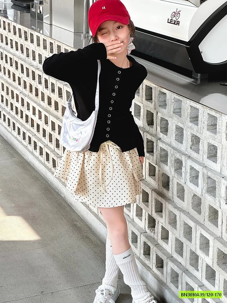 ÁO THUN ĐEN MIX QUẦN VÁY CHẤM BI