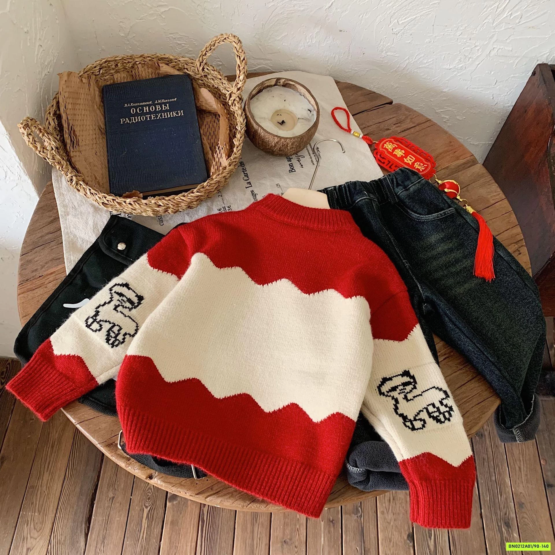 ÁO LEN PHỐI ĐỎ IN HÌNH