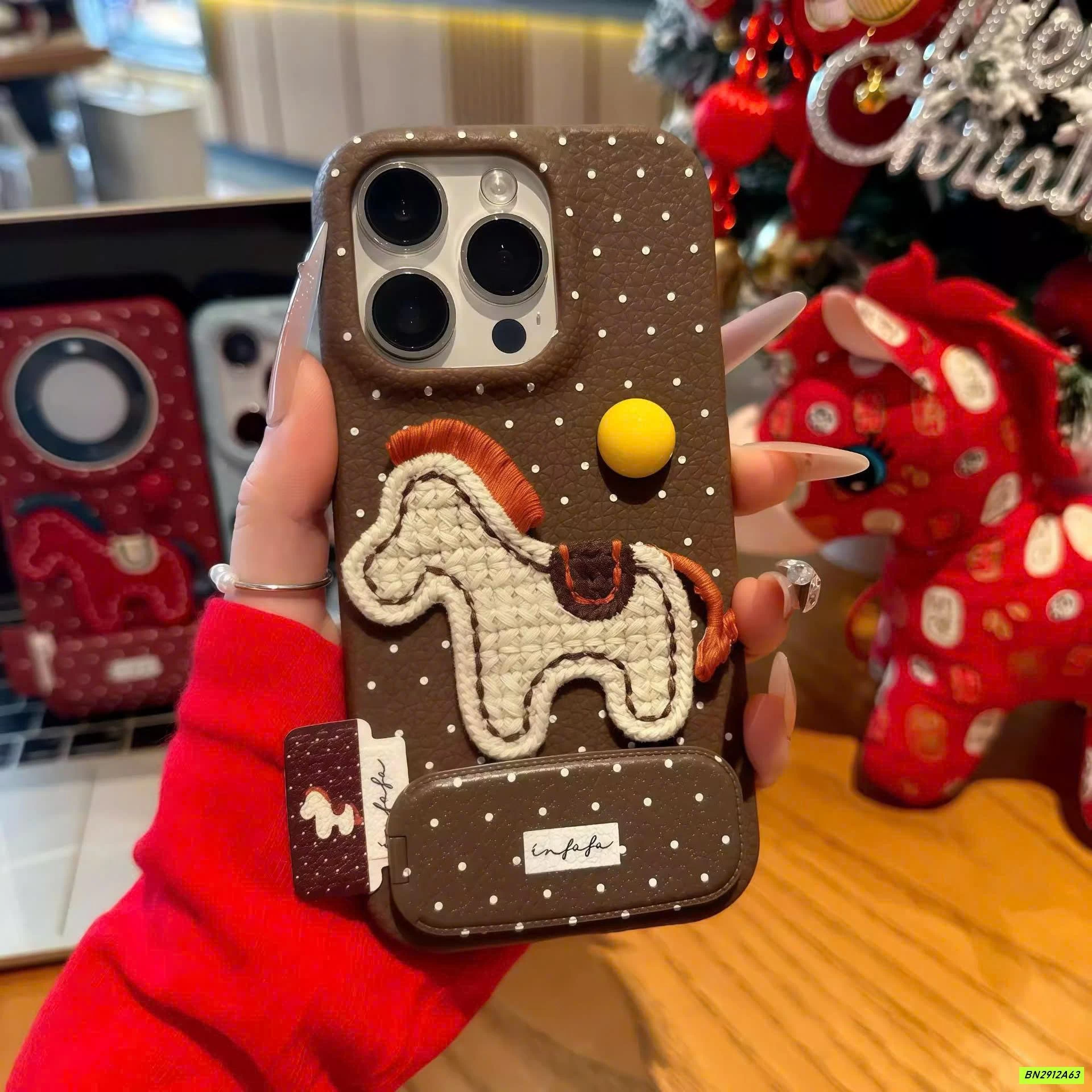 ỐP NGỰA CHẤM BI