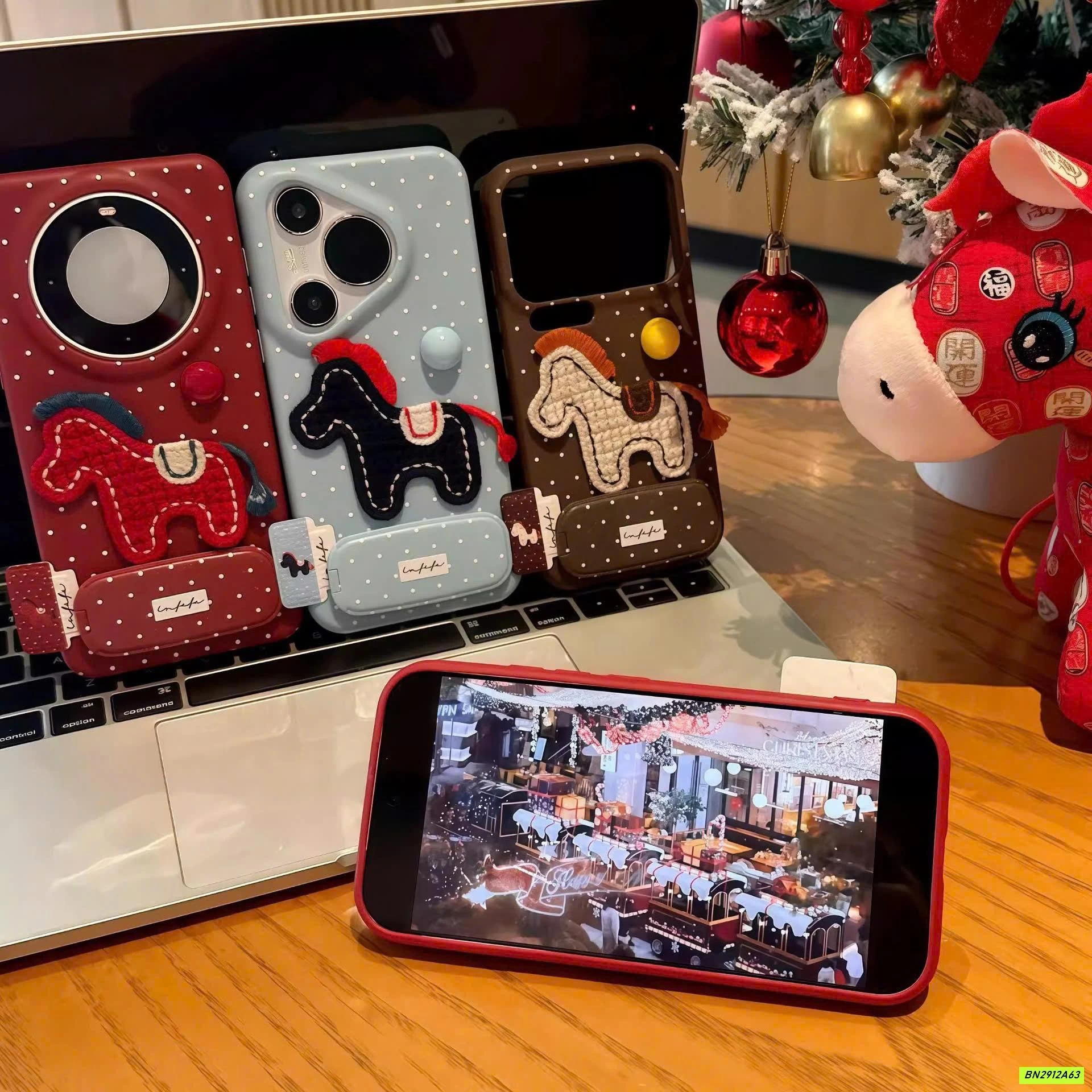 ỐP NGỰA CHẤM BI