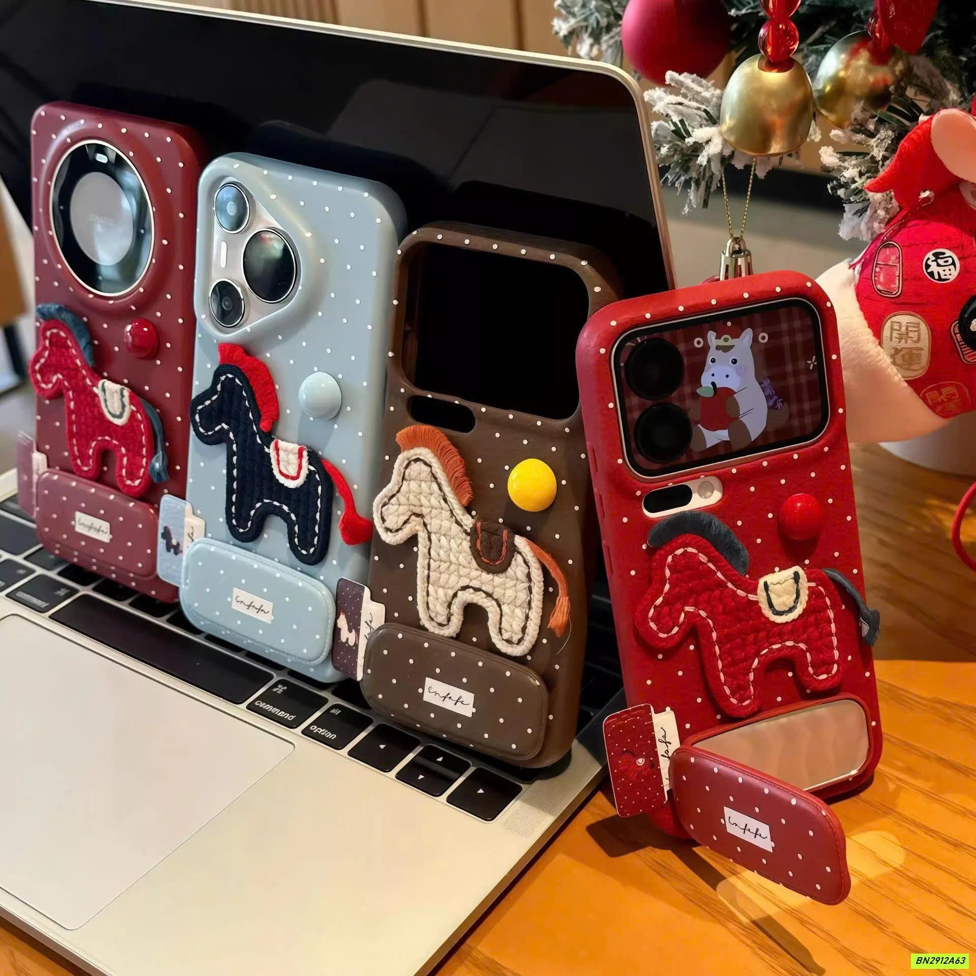 ỐP NGỰA CHẤM BI