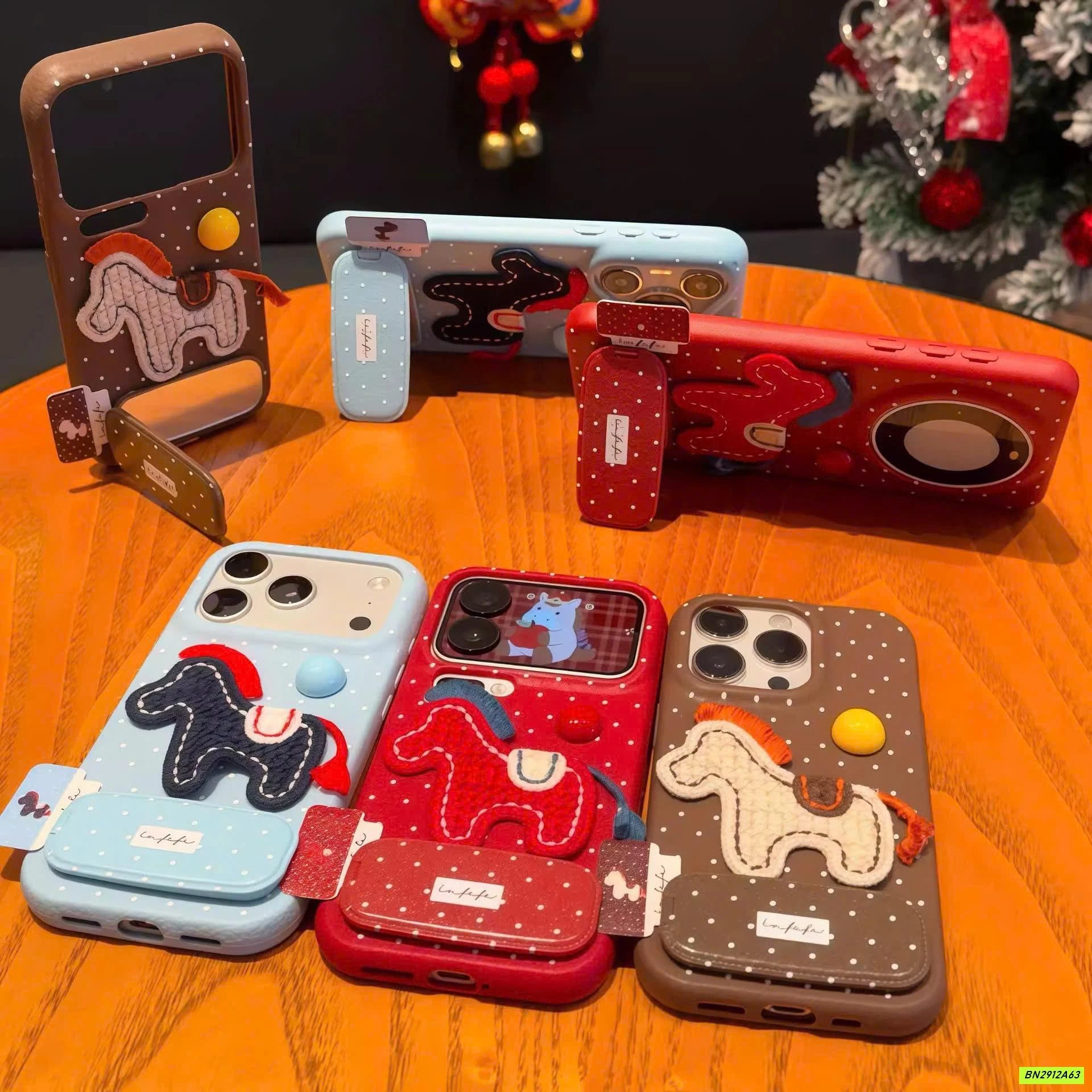 ỐP NGỰA CHẤM BI