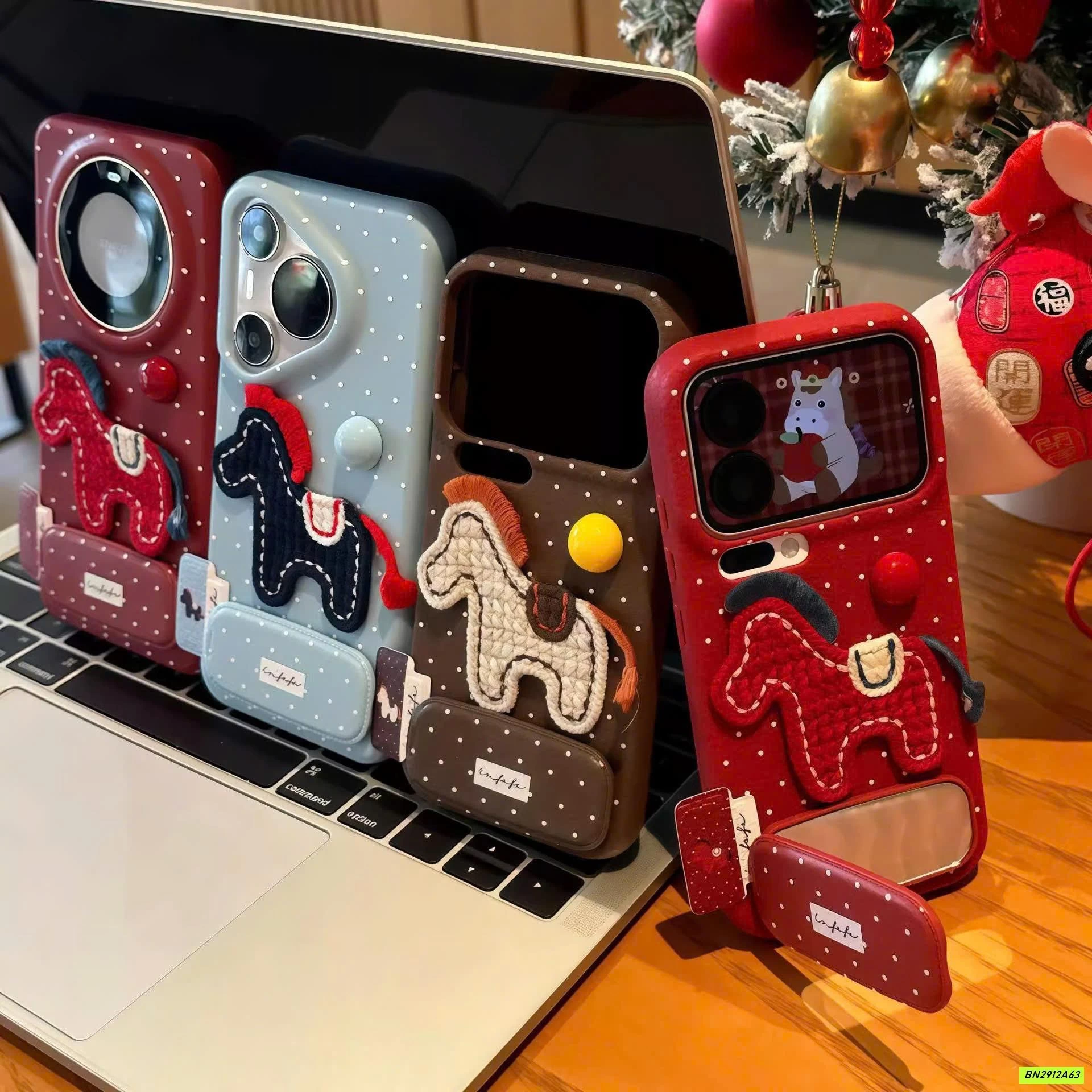 ỐP NGỰA CHẤM BI