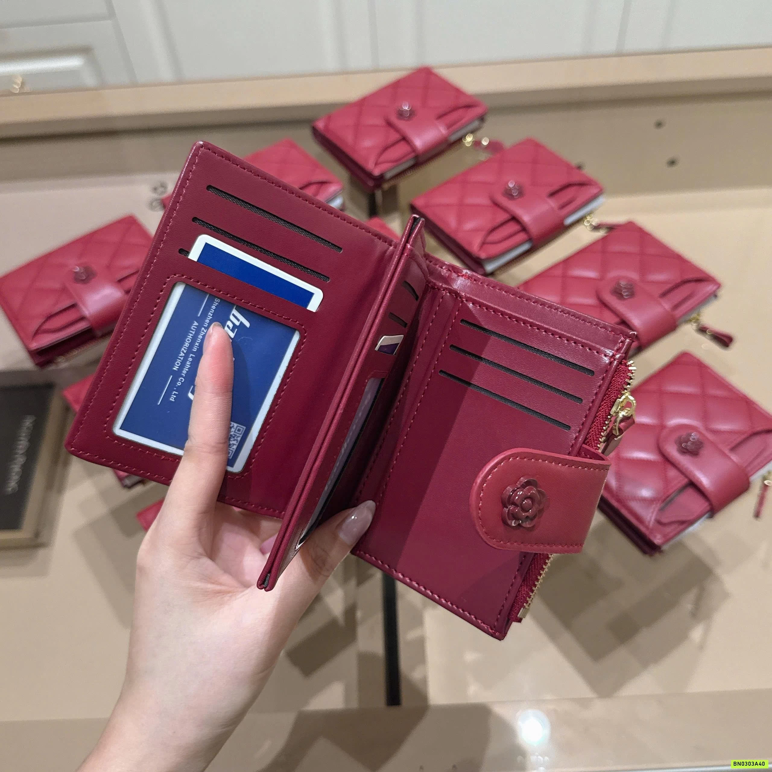 VÍ CẦM TAY HOA TRÀ TRÁM ĐỎ