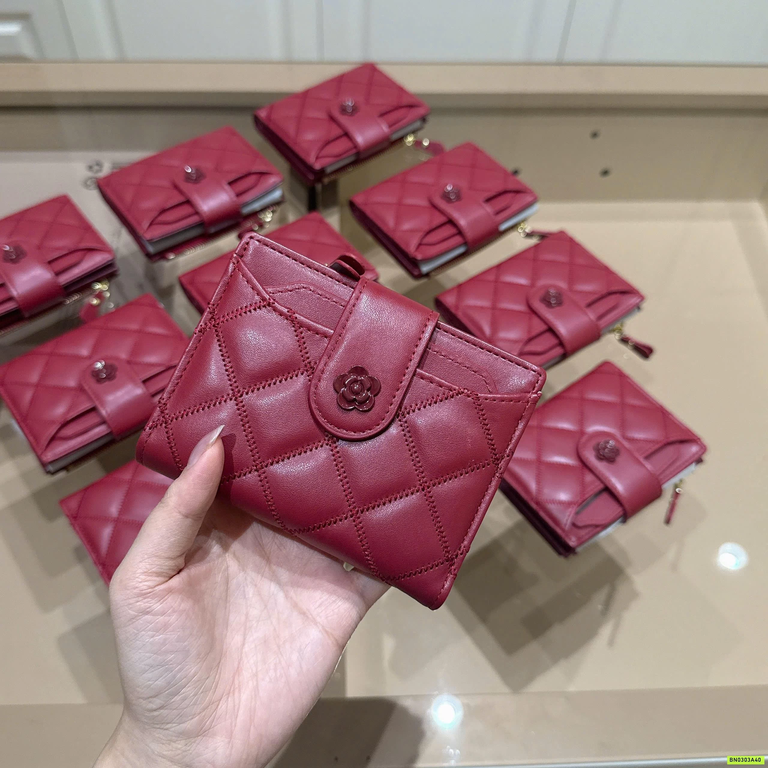 VÍ CẦM TAY HOA TRÀ TRÁM ĐỎ