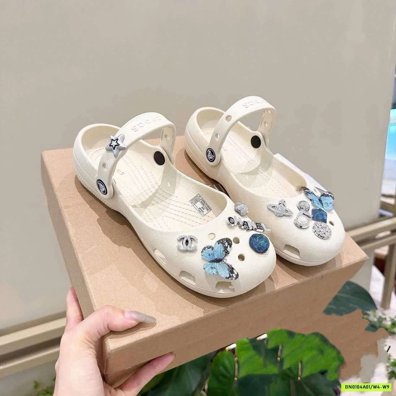 CROCS BỆT GẮN CHARM HOA XANH