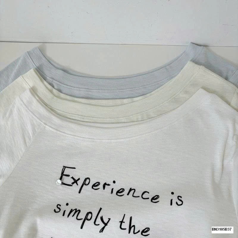 ÁO THUN IN CHỮ CỔ RỘNG  RS.STUDIO