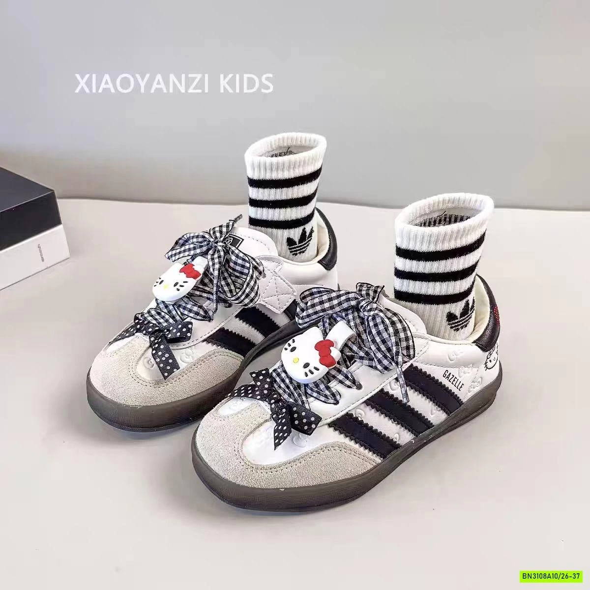 GIÀY THỂ THAO PHỐI SỌC NƠ KITTY