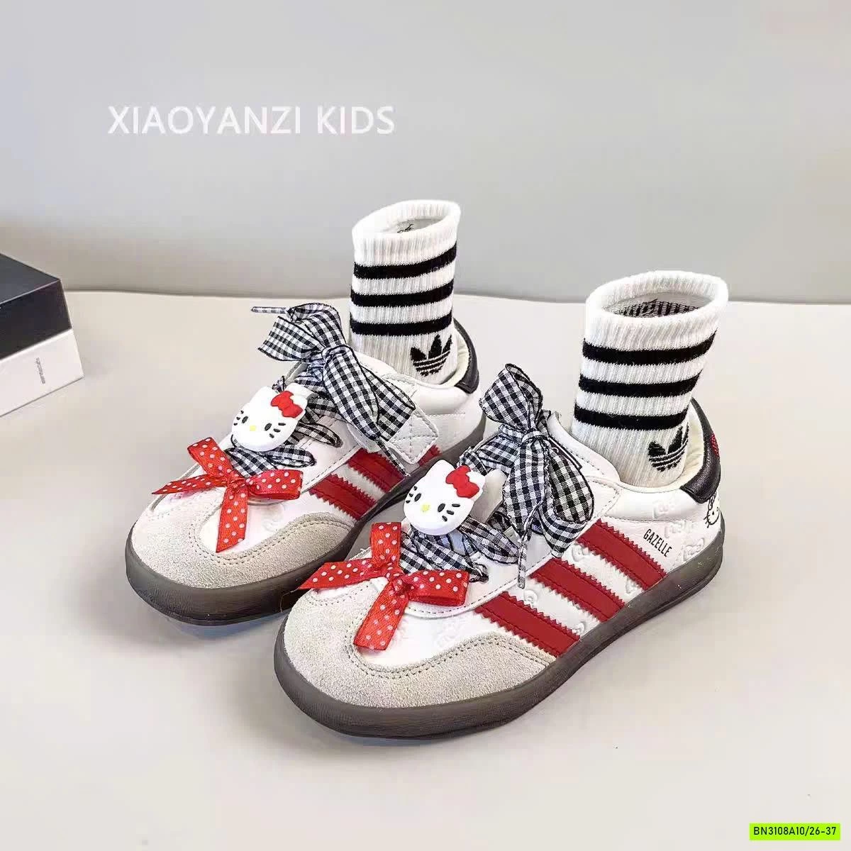 GIÀY THỂ THAO PHỐI SỌC NƠ KITTY