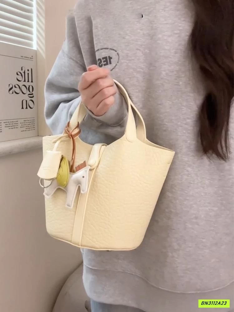 GIỎ XÁCH KÈM MÓC NGỰA CHIO2ND