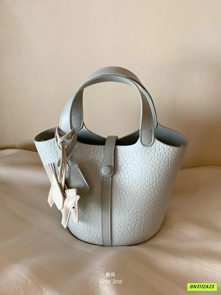 GIỎ XÁCH KÈM MÓC NGỰA CHIO2ND