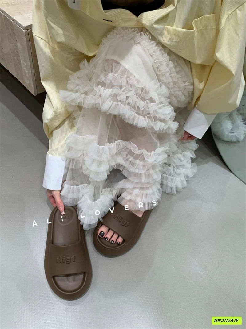 DÉP LÊ ĐẾ BÁNH MỲ