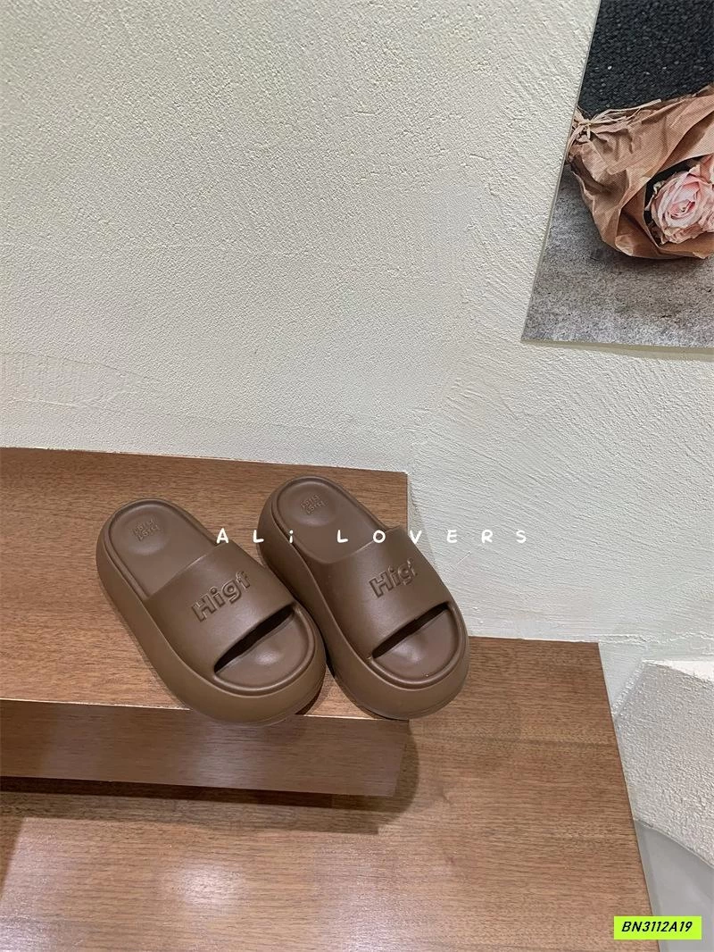 DÉP LÊ ĐẾ BÁNH MỲ