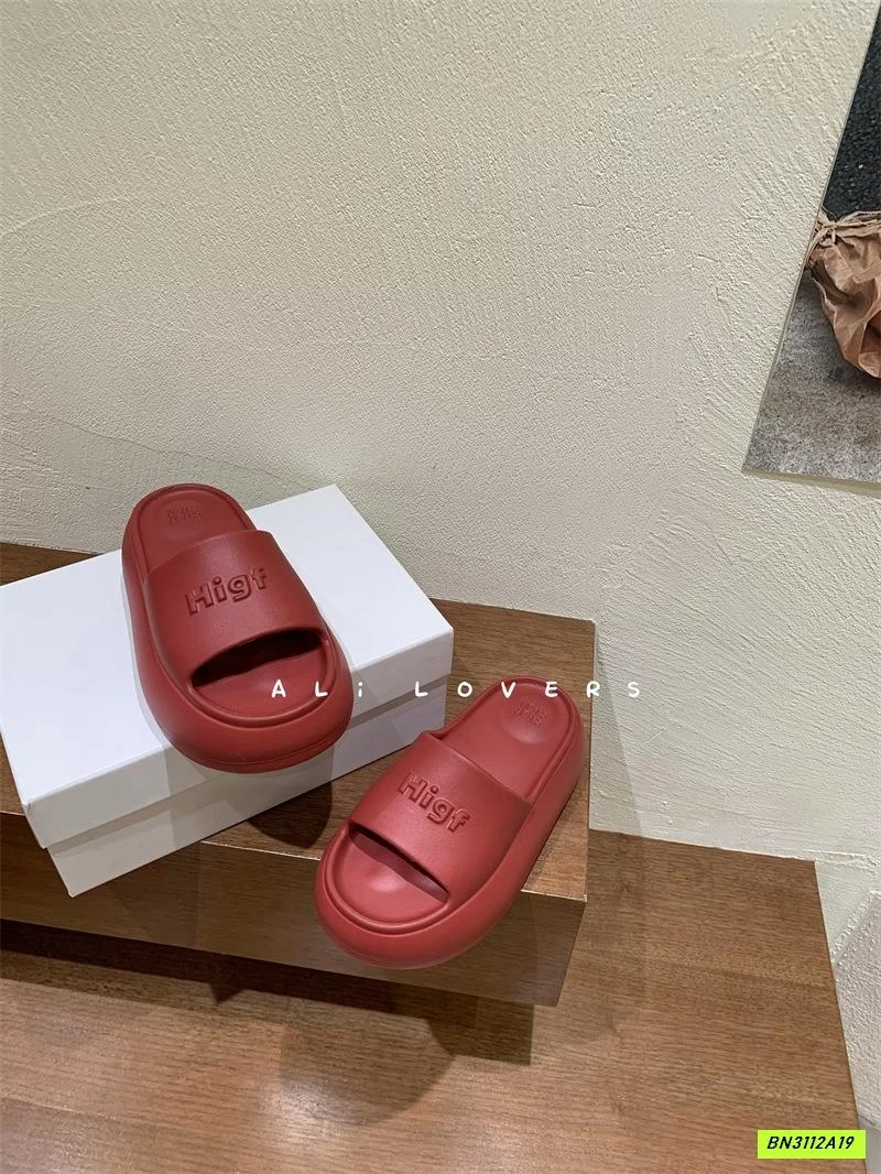 DÉP LÊ ĐẾ BÁNH MỲ