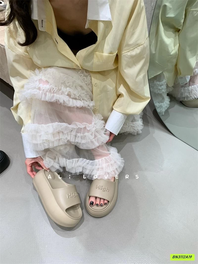 DÉP LÊ ĐẾ BÁNH MỲ