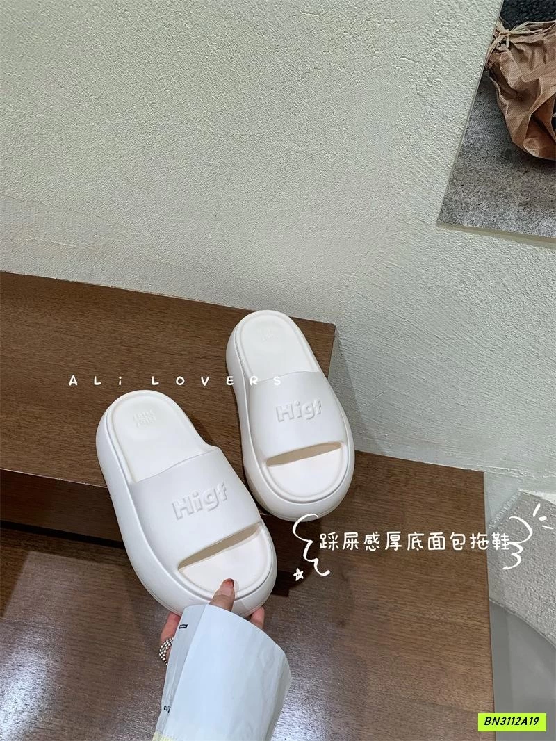 DÉP LÊ ĐẾ BÁNH MỲ