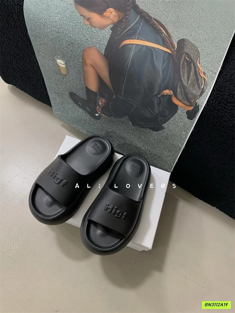 DÉP LÊ ĐẾ BÁNH MỲ