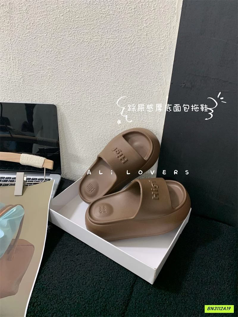 DÉP LÊ ĐẾ BÁNH MỲ