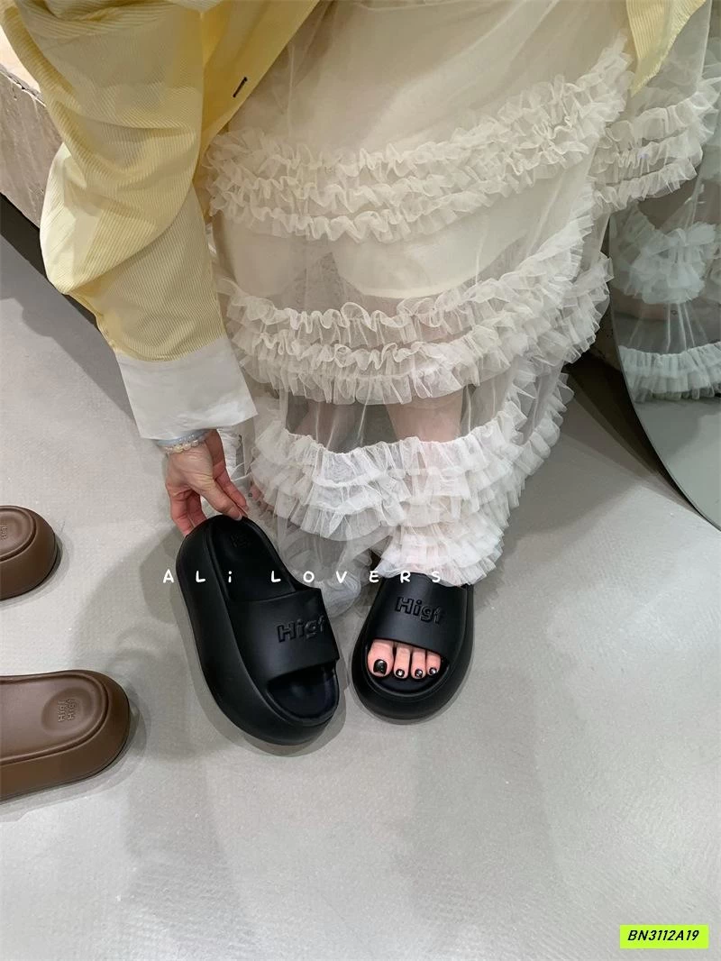 DÉP LÊ ĐẾ BÁNH MỲ