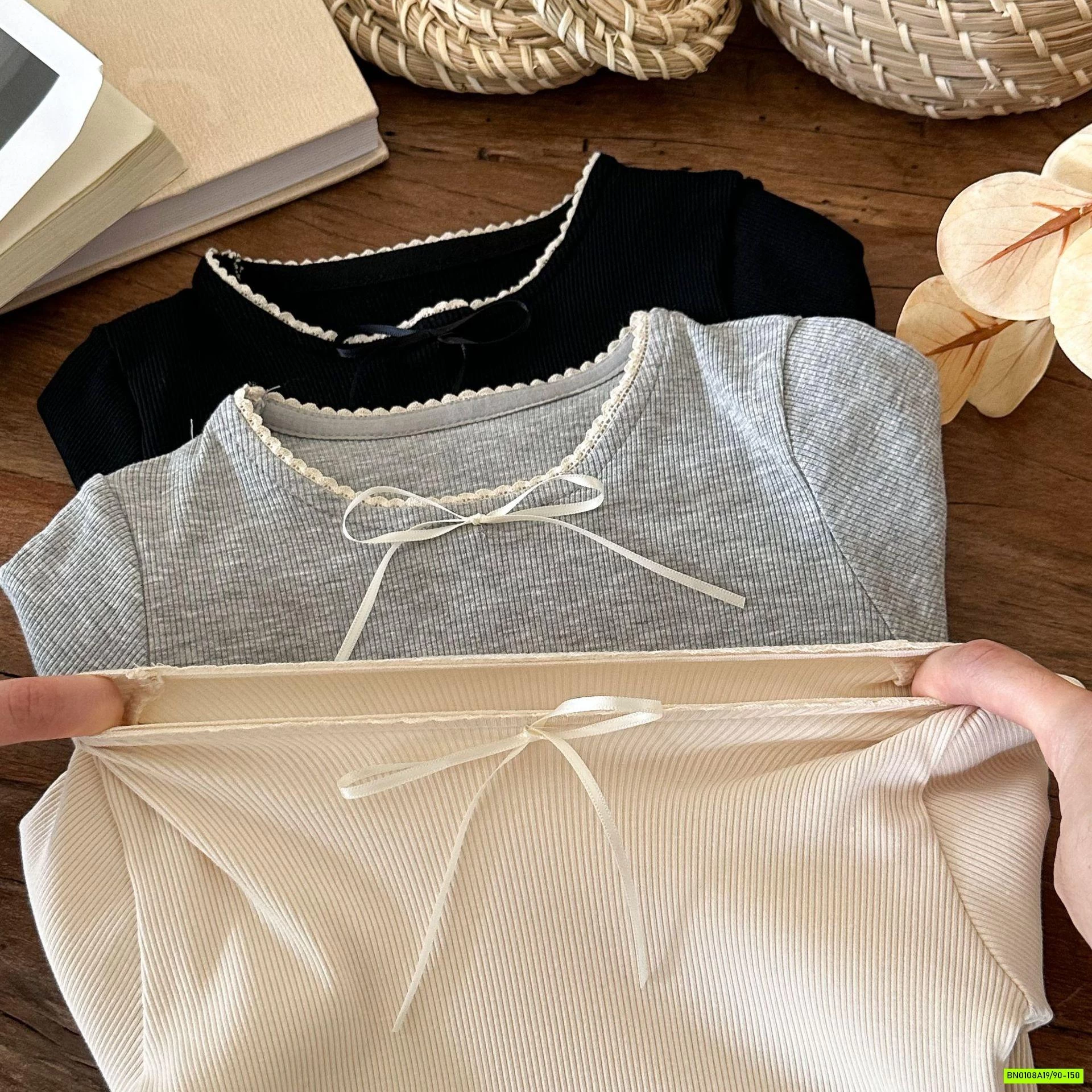 ÁO THUN GÂN NƠ CỔ VIỀN REN