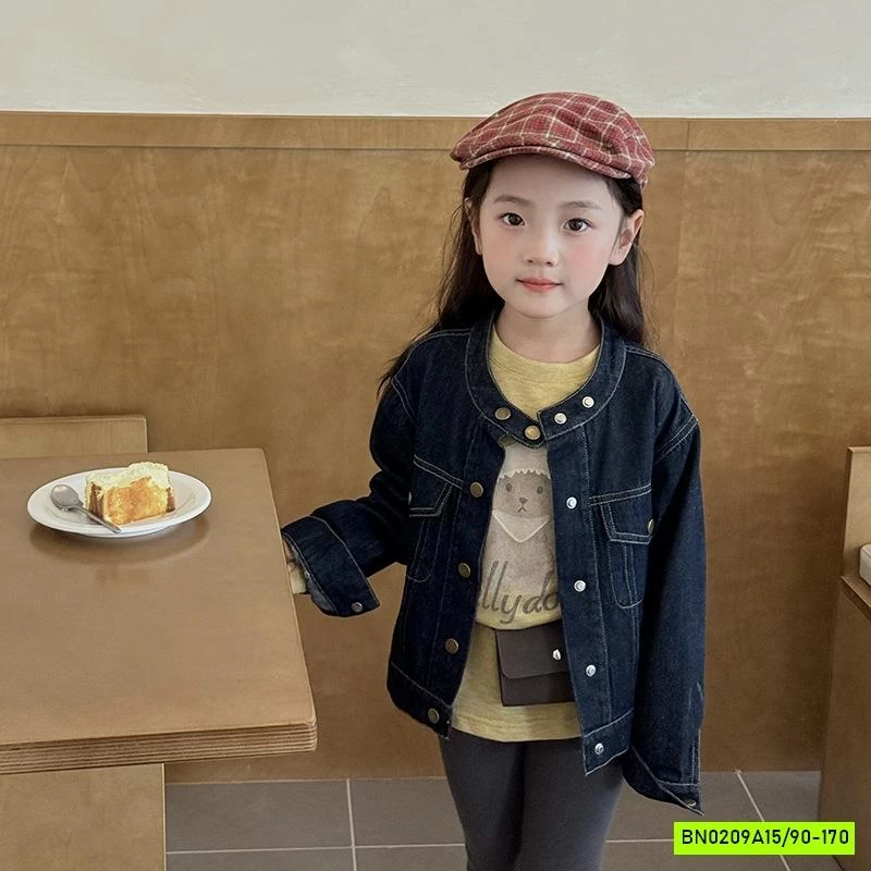 KHOÁC JEANS CỔ TRỤ CÚC VÀNG 25F008 AMBB