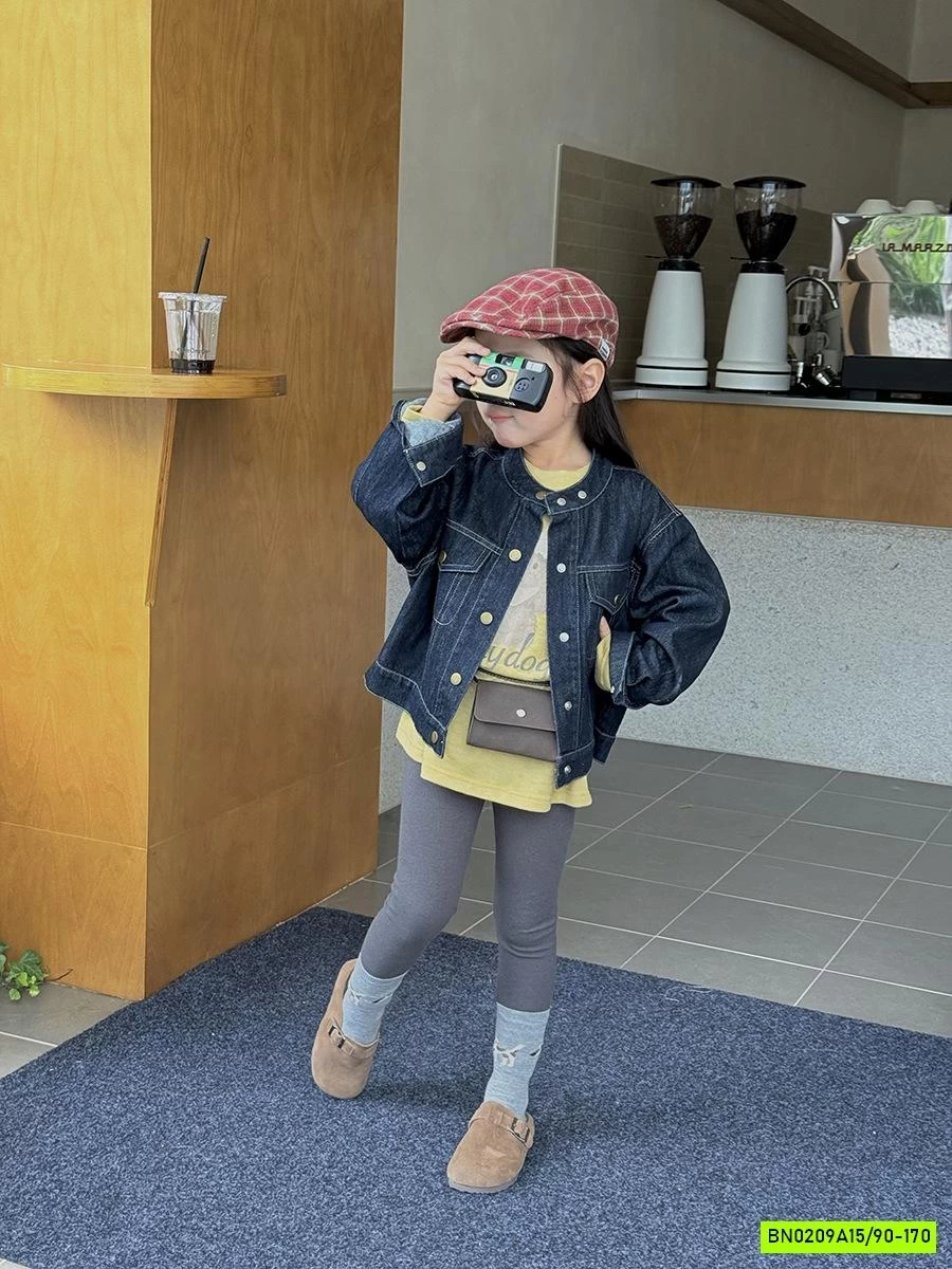 KHOÁC JEANS CỔ TRỤ CÚC VÀNG 25F008 AMBB