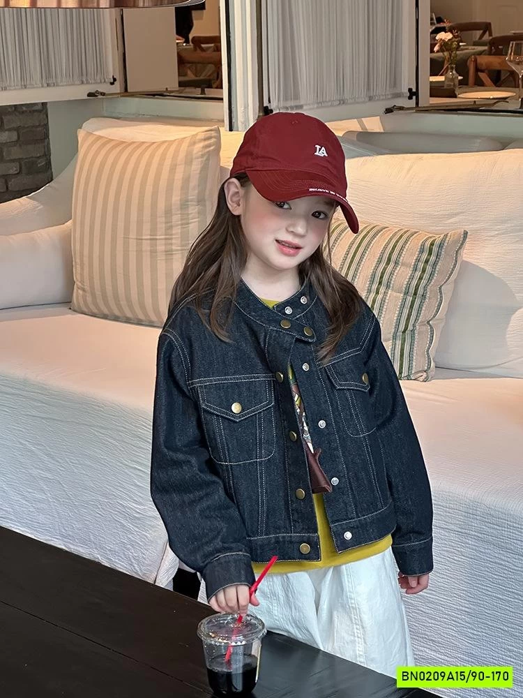 KHOÁC JEANS CỔ TRỤ CÚC VÀNG 25F008 AMBB